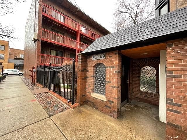 1st image of 801 W Oakdale Ave APT 1A