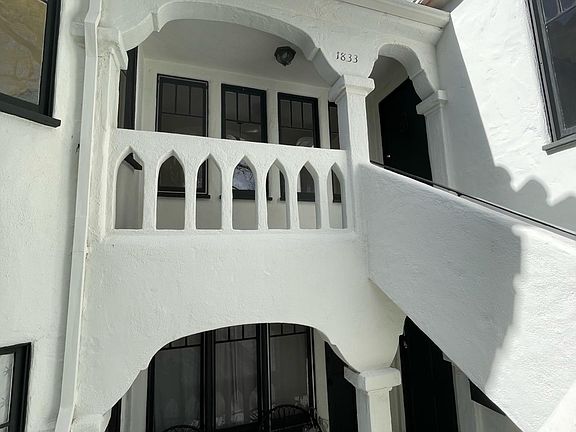 4th image of 1833 Kelton Ave