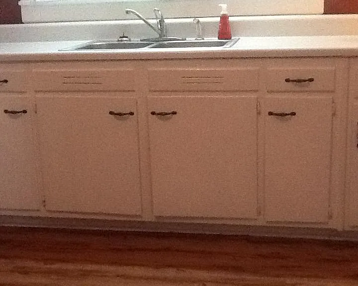 Lovely country kitchen with new laminate. Lots of cabinet space.