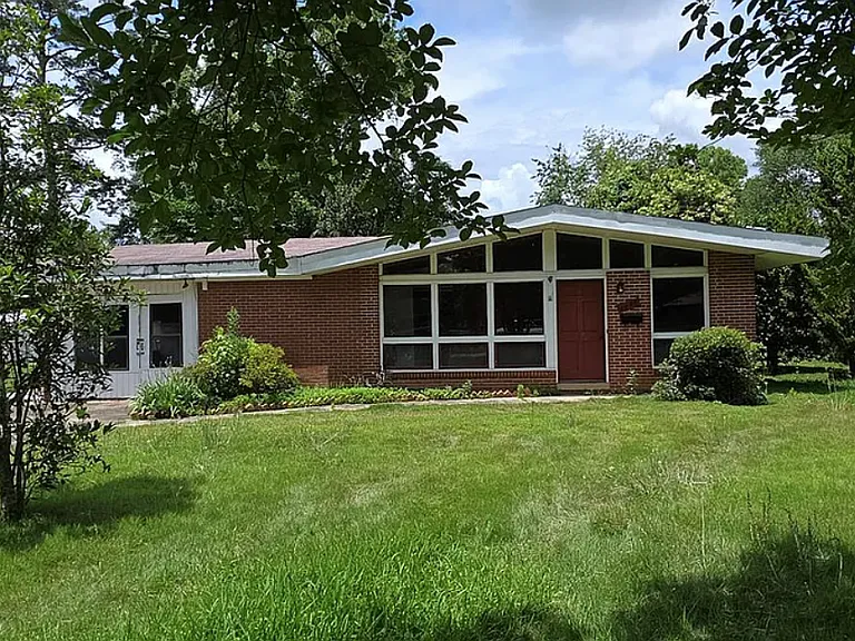 3023 Colonial Dr — Photo 1