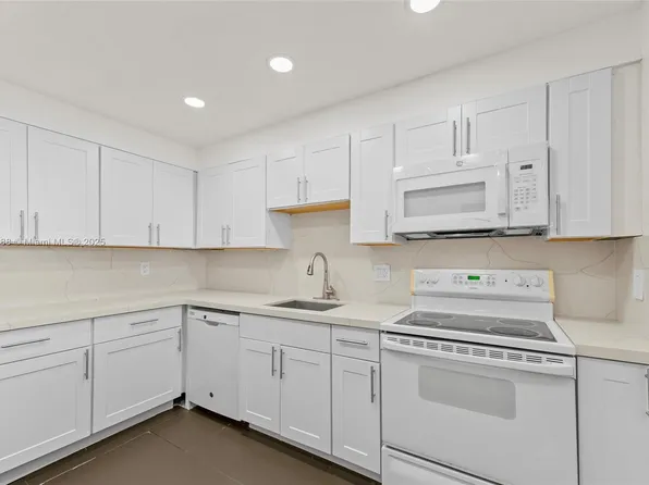 3253 Foxcroft Rd #G312, Hollywood, FL 33025