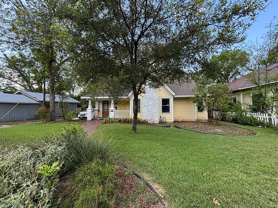 811 E 46th St, a two story home