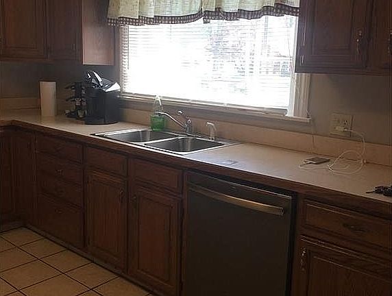5th image of 871 Genesee Ave NE