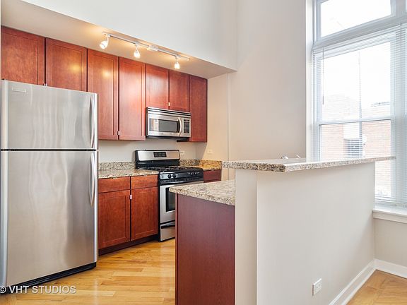 4th image of 3611 W Montrose Ave #102
