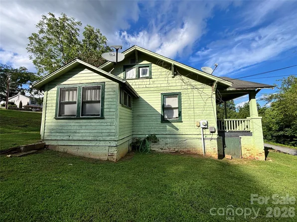1102 Regal Pl NW, Lenoir, NC 28645