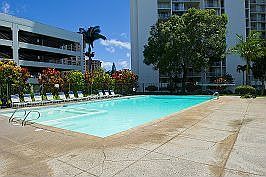 Swimming pool w/jacuzzi.