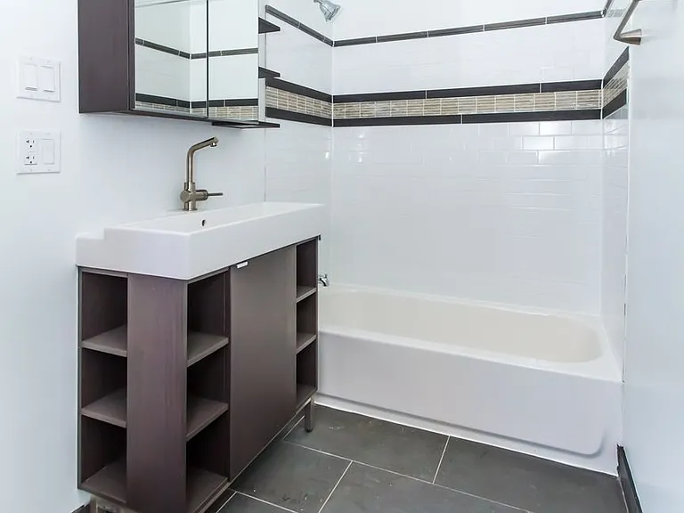 6150 N Hoyne Ave — Photo 3
