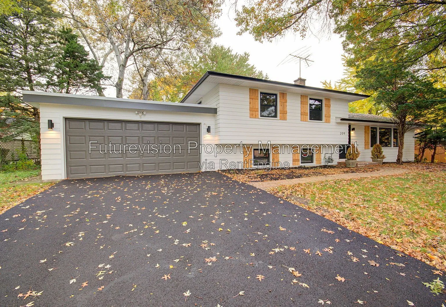 3 bed, 2.0 bath, 1960 sqft, $3,450 — Photo 1
