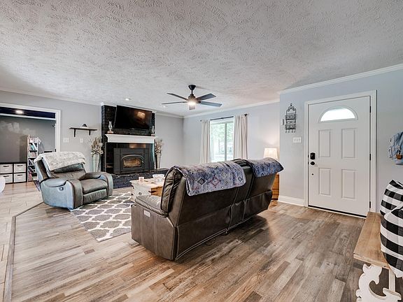 4th image of 14 Shoemaker Cir