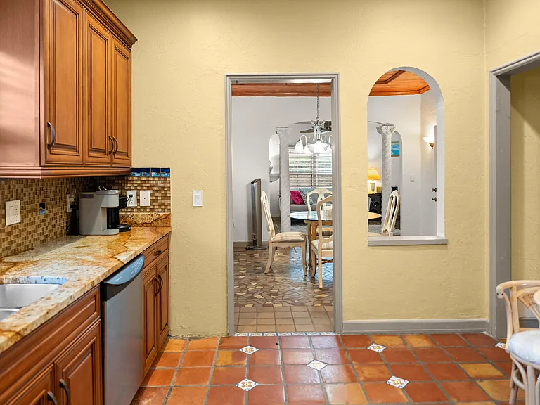 735 Colonial Rd — Photo 4