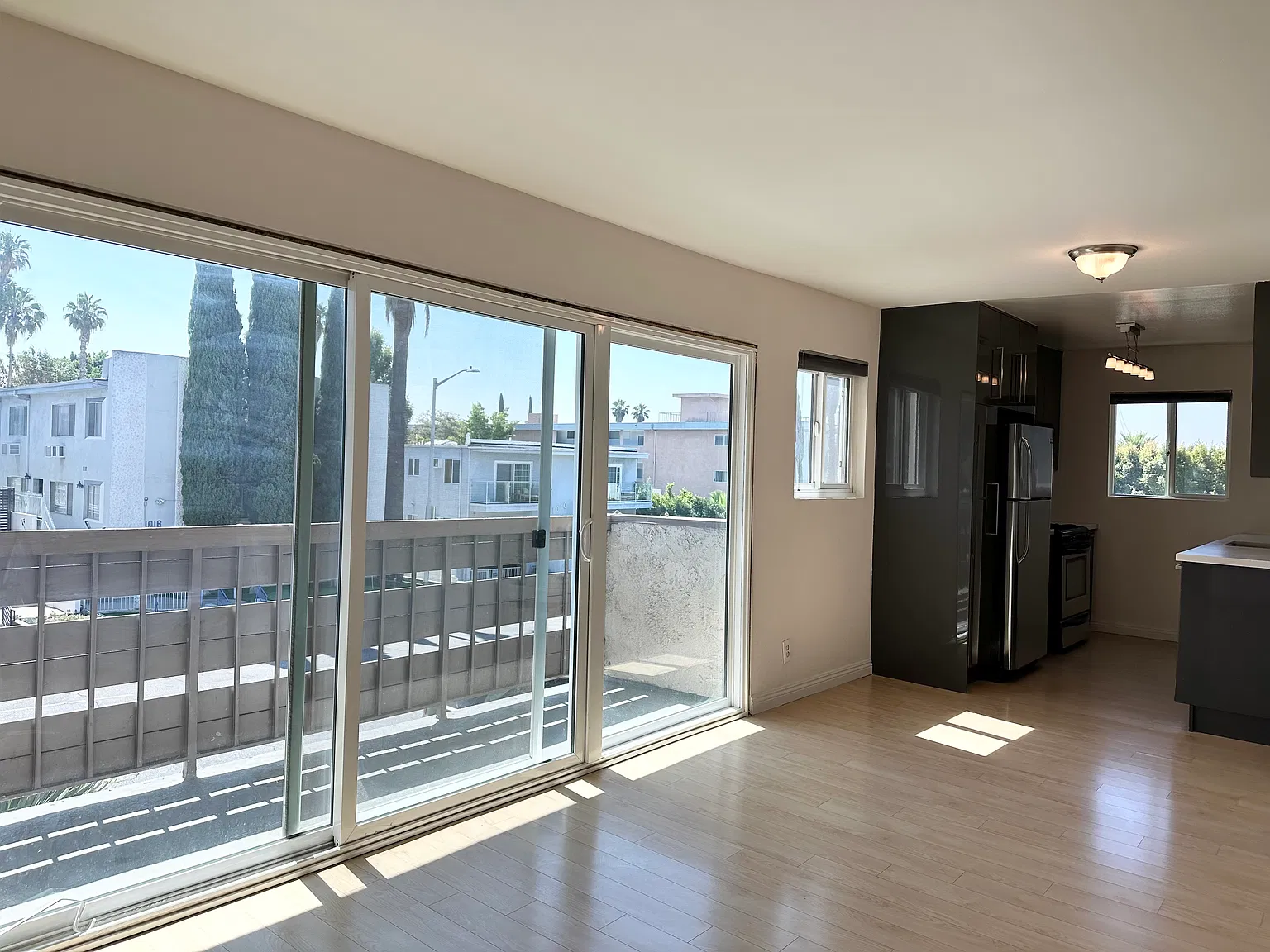 2 bed, 1000 sqft, $3,200 — Photo 2