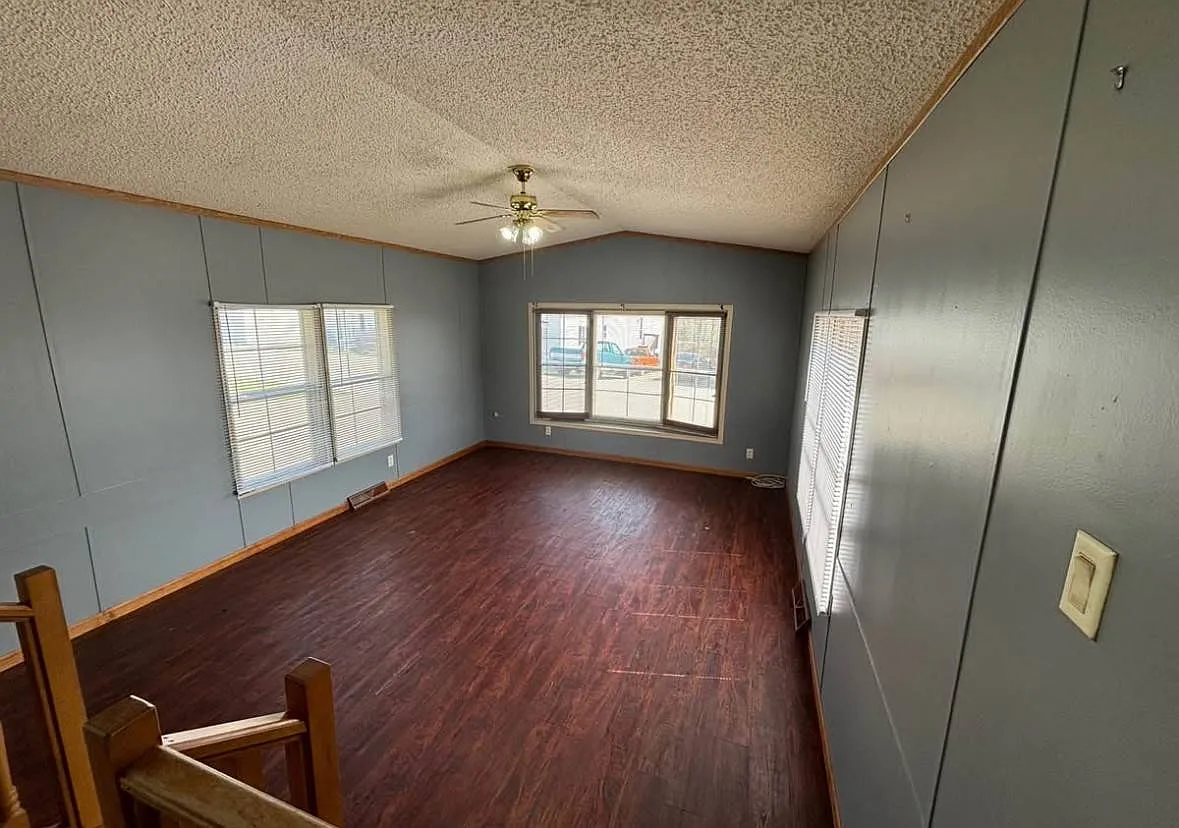 2 bed, 1.0 bath, $995 — Photo 2
