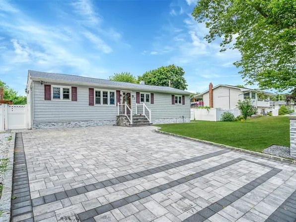 15 Liberty Avenue, Selden, NY 11784