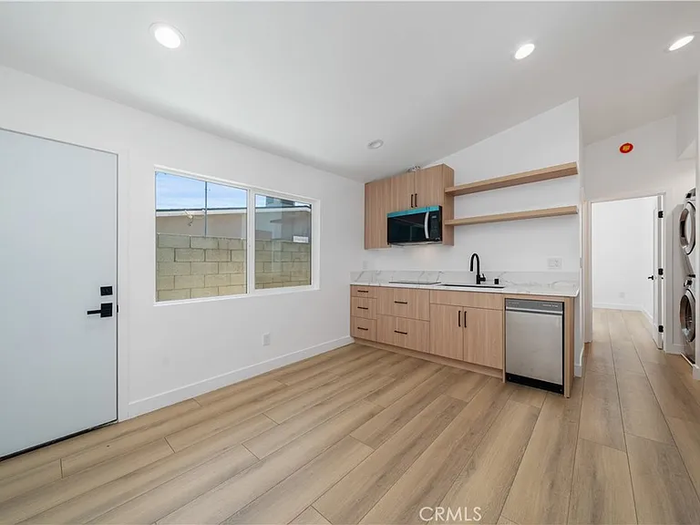 22930 Leadwell St — Photo 6