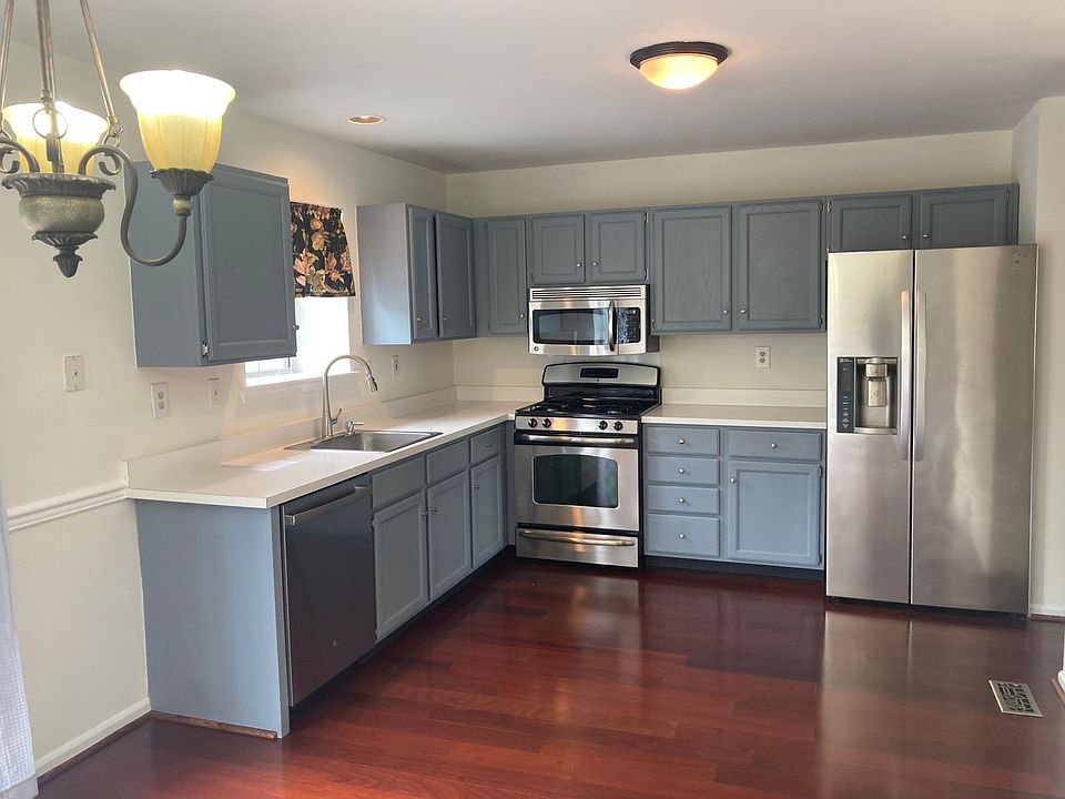 Modern Kitchen with Stainless Steel Appliances