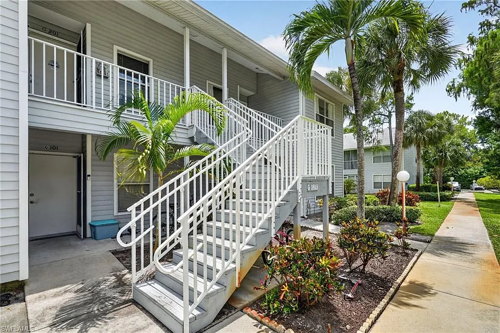 3 bed, 2.0 bath, 1046 sqft, $2,200 — Photo 2