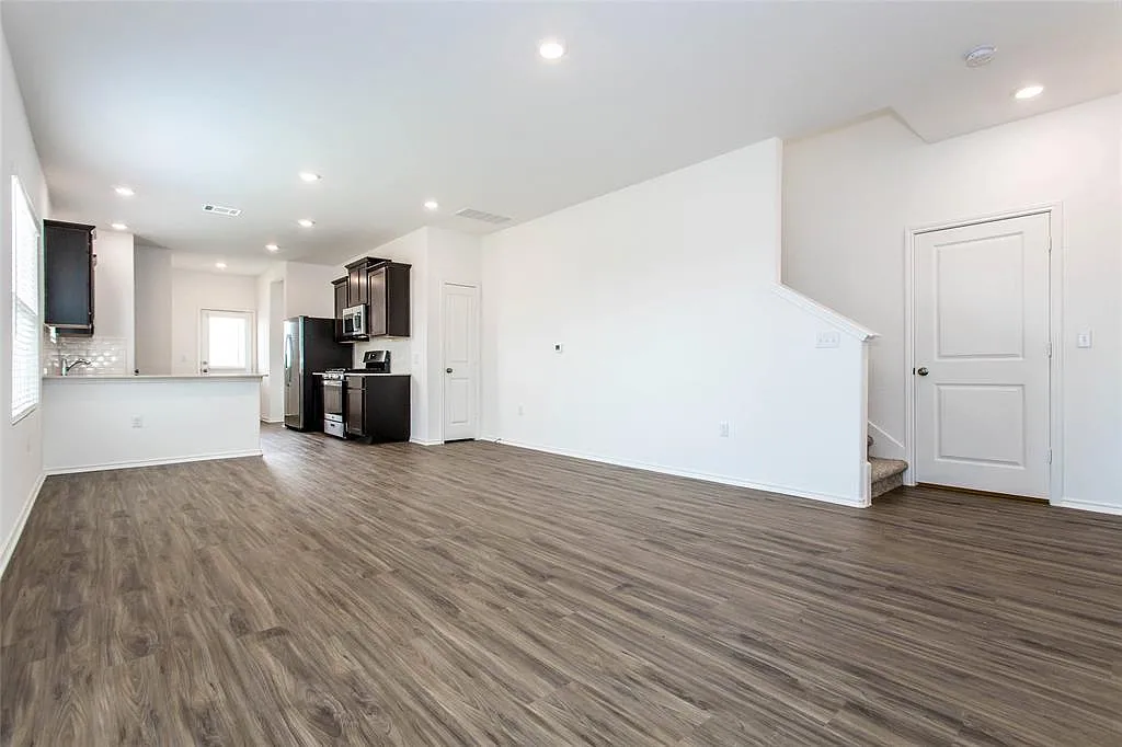 4 bed, 2.5 bath, 1800 sqft, $1,850 — Photo 3