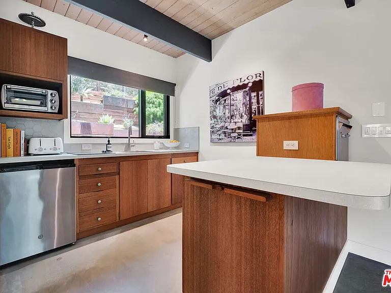 8967 Wonderland Park Ave — Photo 32