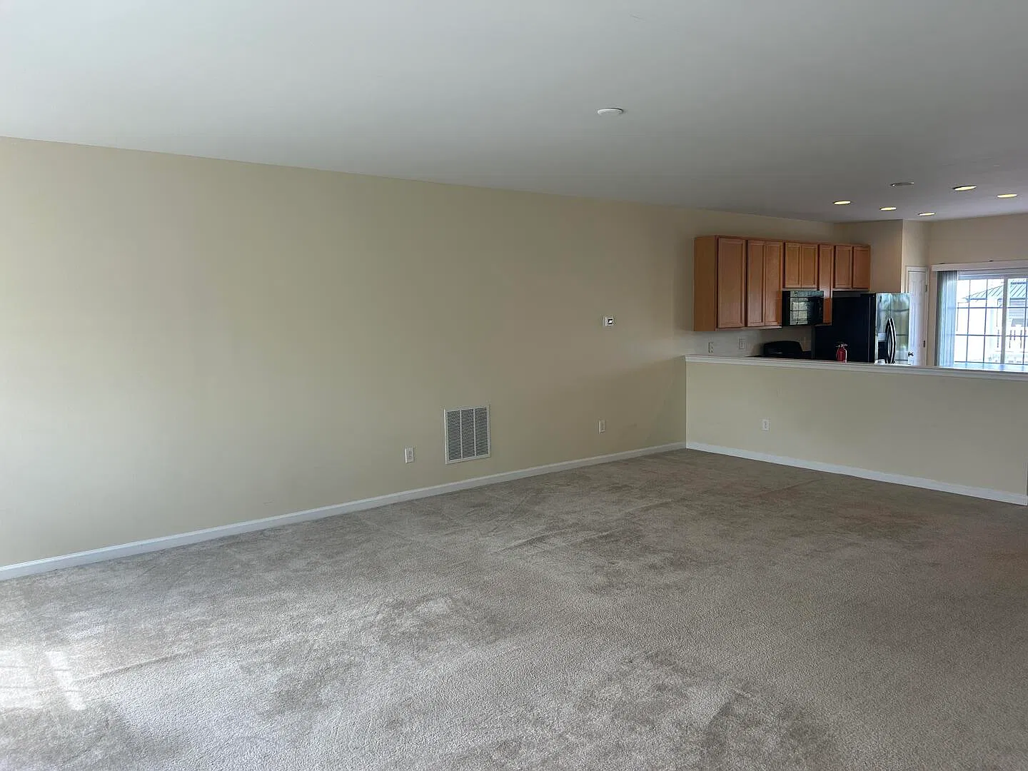 3 bed, 2.5 bath, 2400 sqft, $2,550 — Photo 3