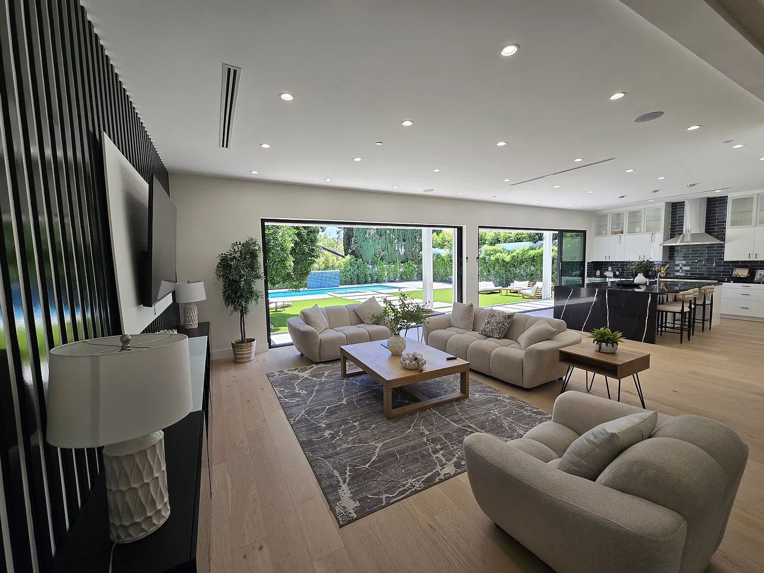 7 bed, 5.5 bath, 4730 sqft, $17,900 — Photo 1