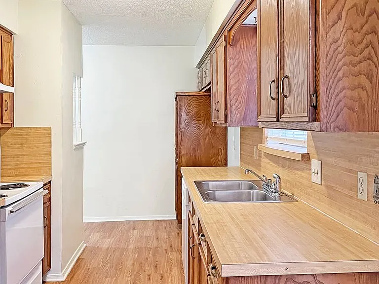 630 Overlook Ct — Photo 2