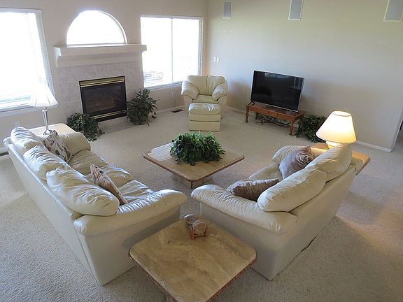 Living rm with gas fireplace