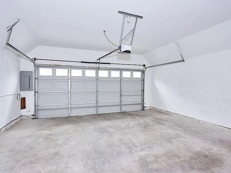 110 E Detering St — Photo 38