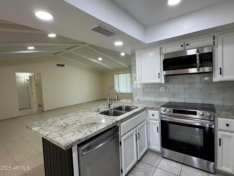 5502 W Frier Dr — Photo 7