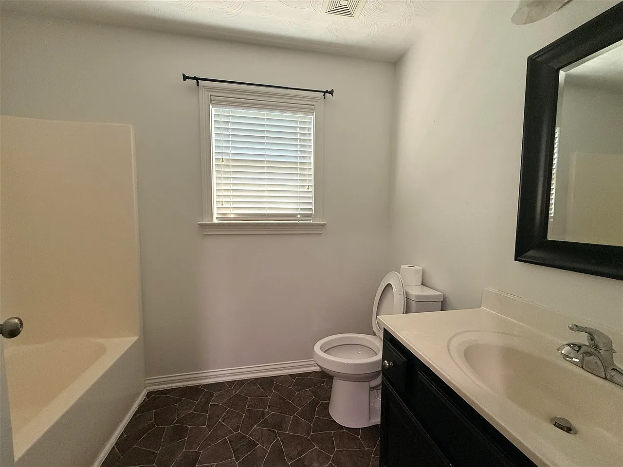 3 bed, 1460 sqft, $1,800 — Photo 4
