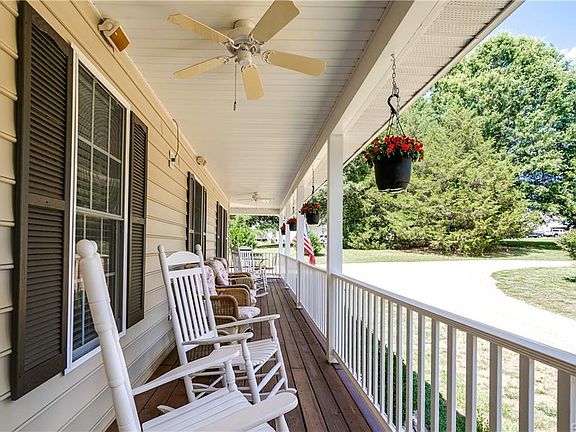 3rd image of 940 Graceland Ct