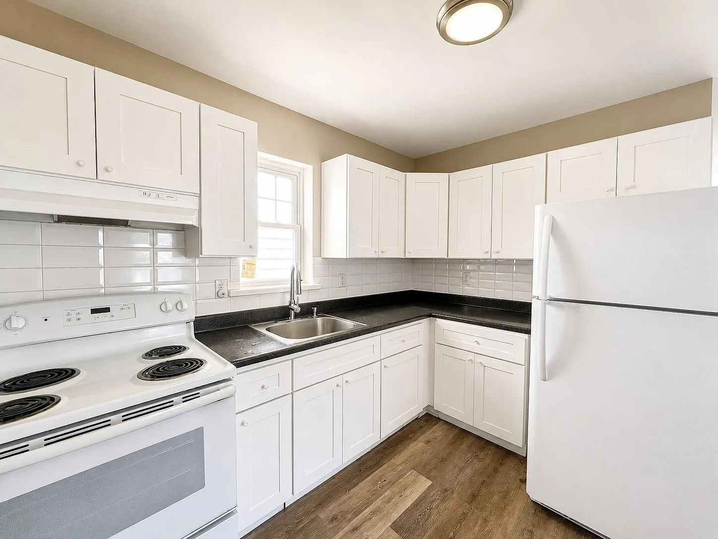 3 bed, 1000 sqft, $2,400 — Photo 2