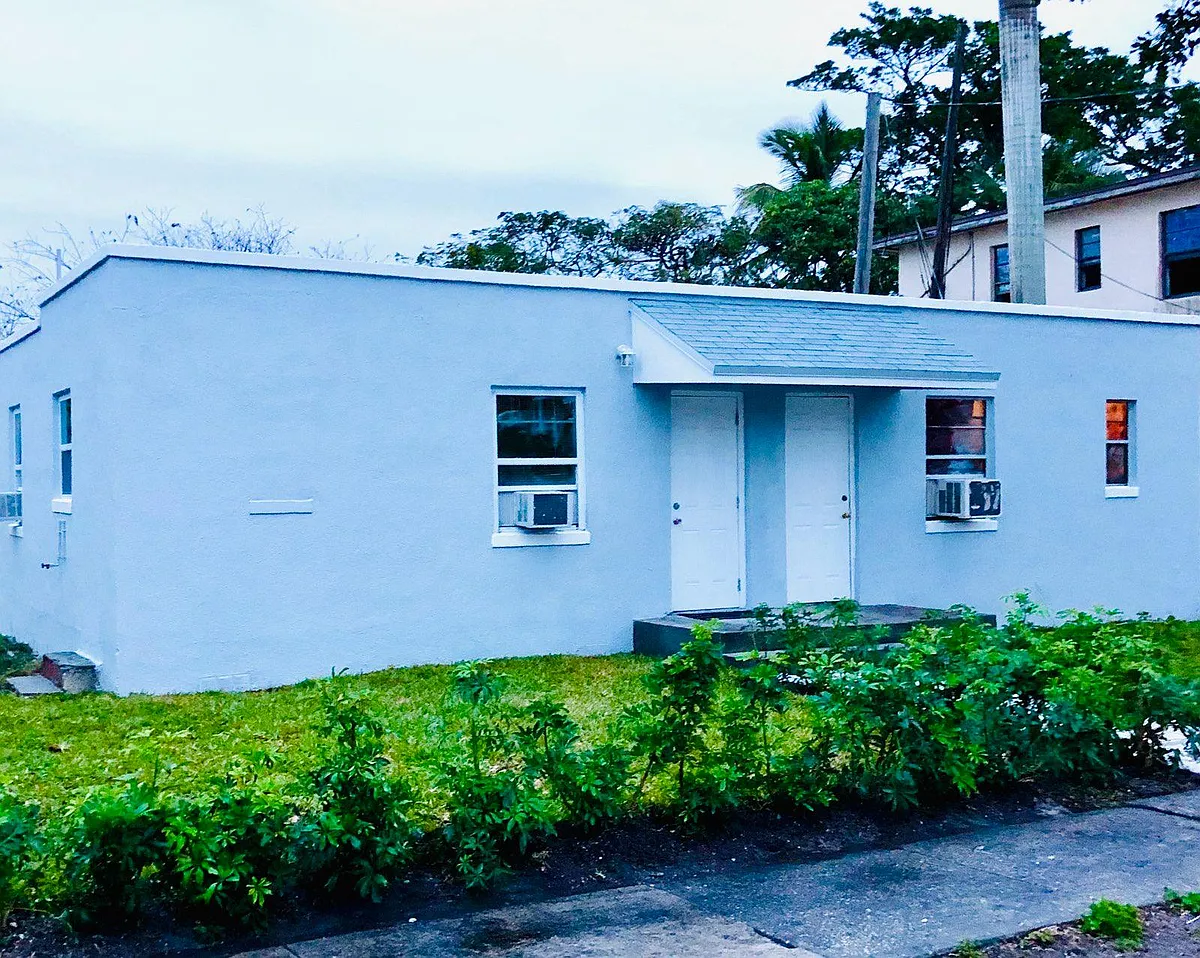 Building Photo - 12215 Lakeshore Dr #13