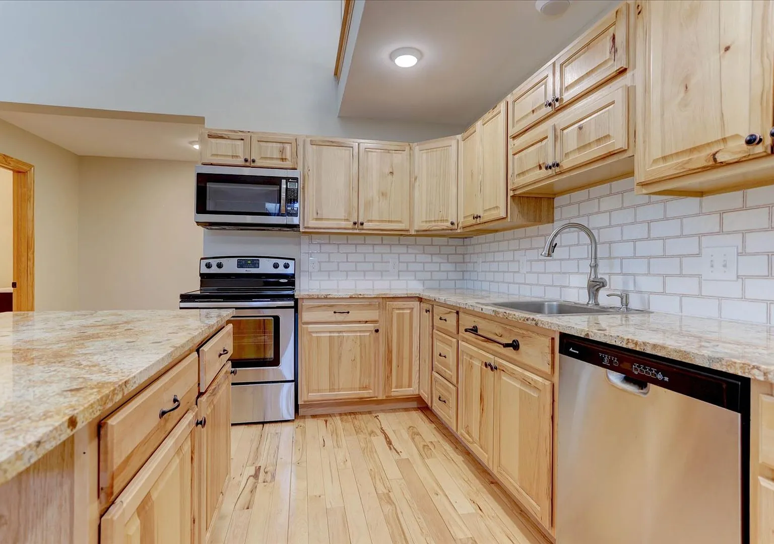 Caretaker Unit Available, Utilities Included, Mountain Views! — Photo 4