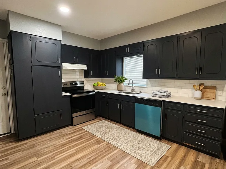 426 N Clements St — Photo 4