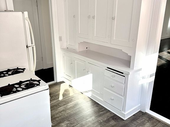 4th image of 139 N Kenmore Ave #143