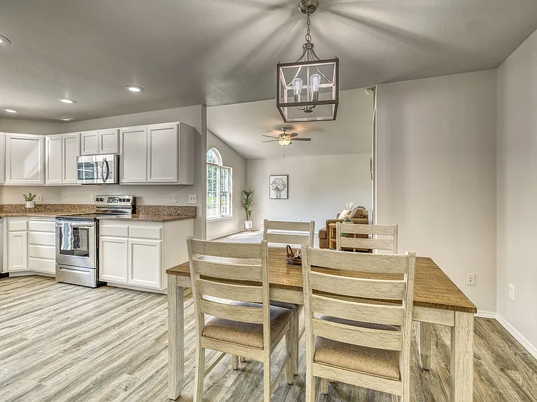 1938 E Birchwood Dr — Photo 3