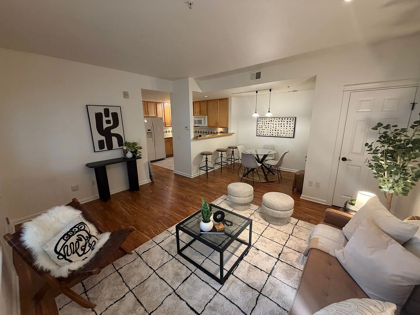 Bright & Modern 2 Bed / 2 Bath Condo — Photo 2