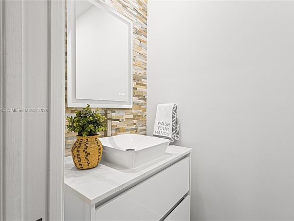 3rd image of 1515 Winterberry Ln