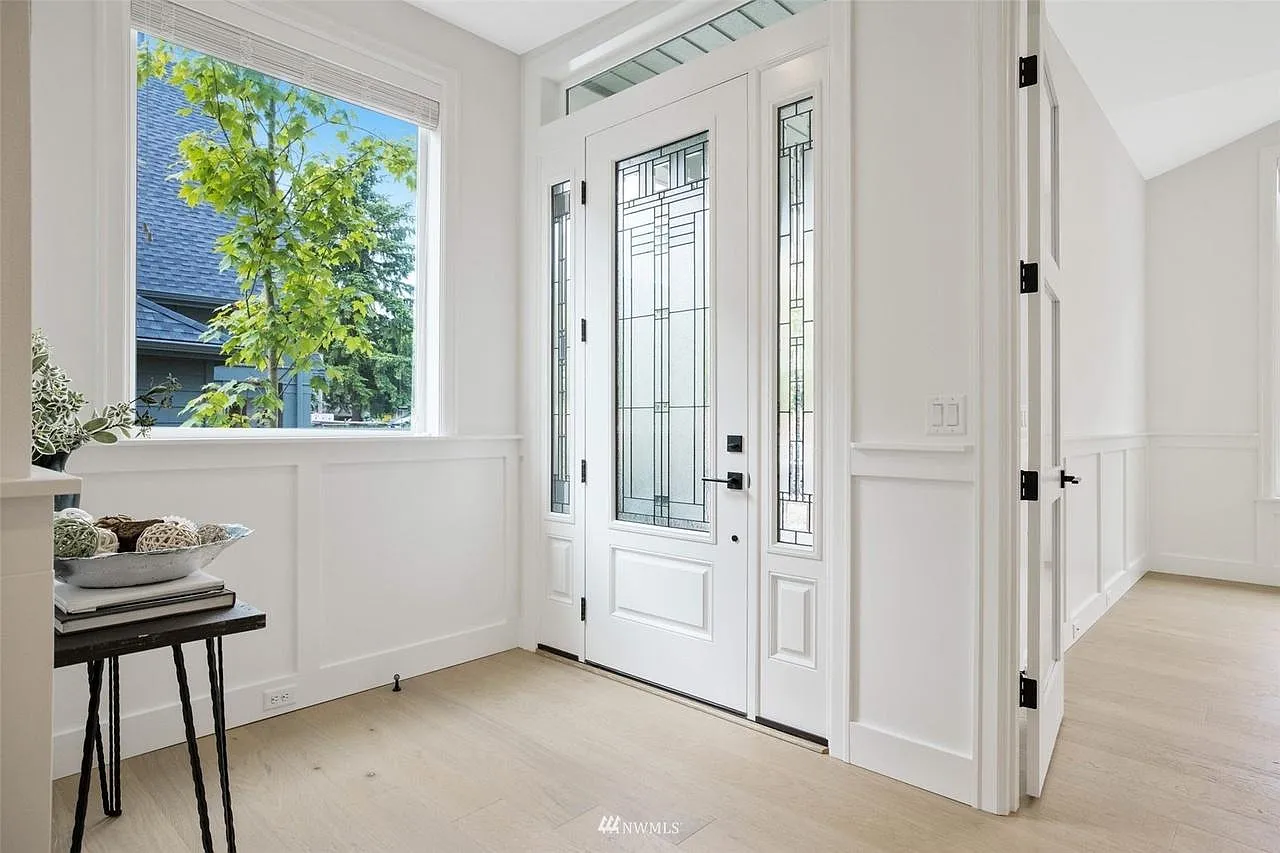 6 bed, 4.5 bath, 4867 sqft, $7,999 — Photo 4