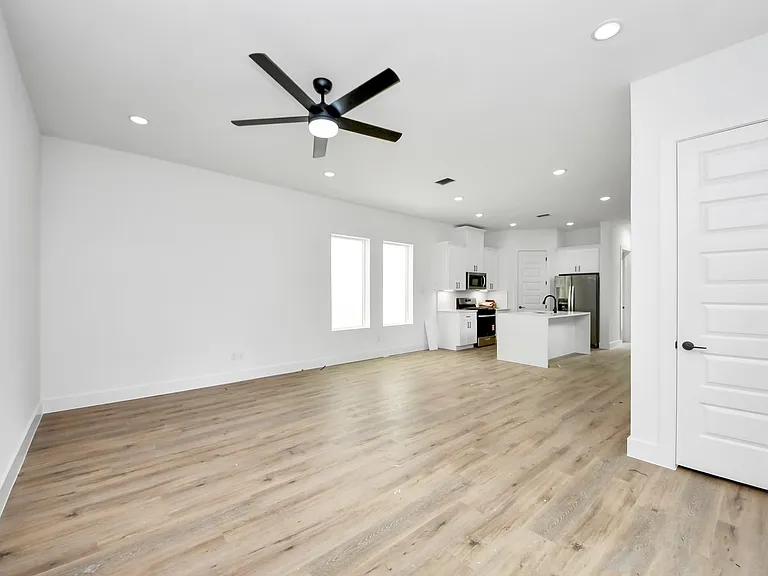 8313 Venus St — Photo 3