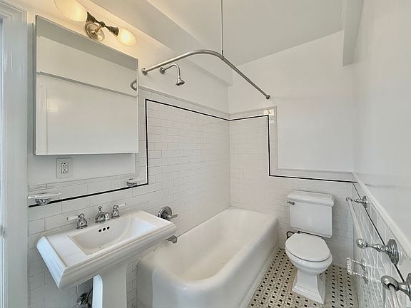 5th image of 210 E 68th St APT 16F