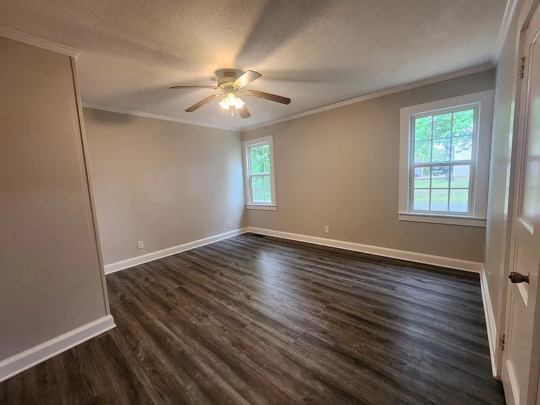 1067 Crescent Dr — Photo 9
