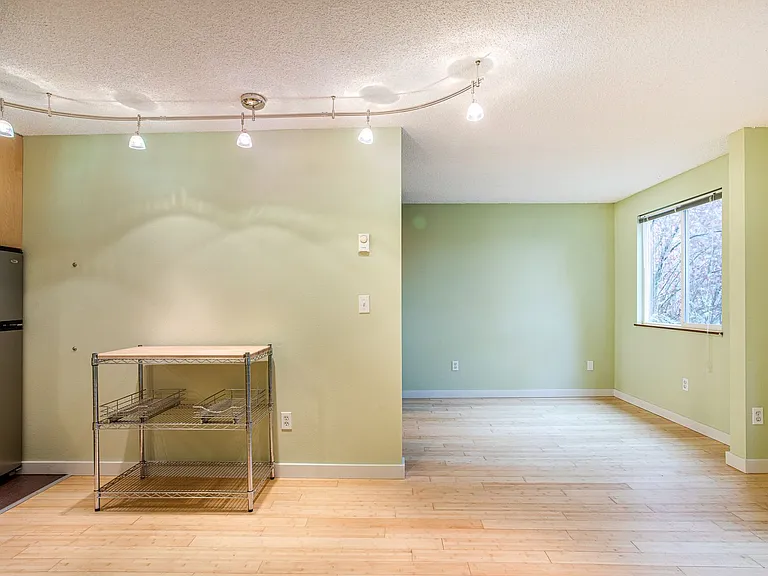 11 SW Curry St — Photo 4