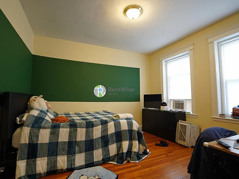 225 Kelton St #4U — Photo 1