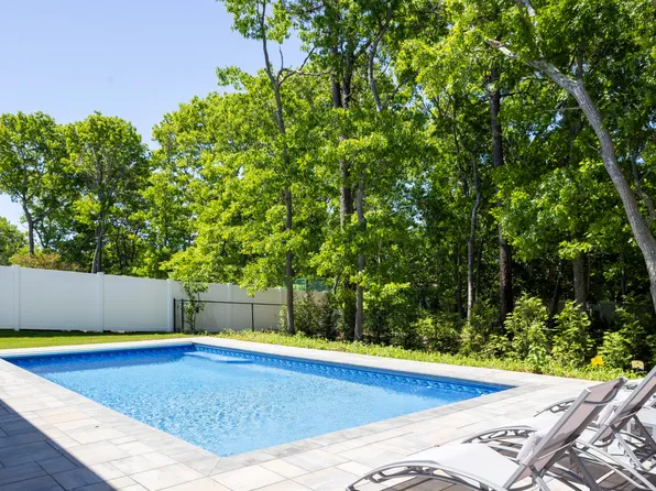 https://photos.zillowstatic.com/fp/06247dd18093aa491cf7975a9f6bd5d4-p_e.webp