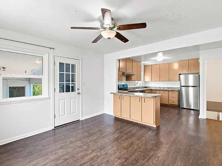 1811 S Irving St — Photo 2