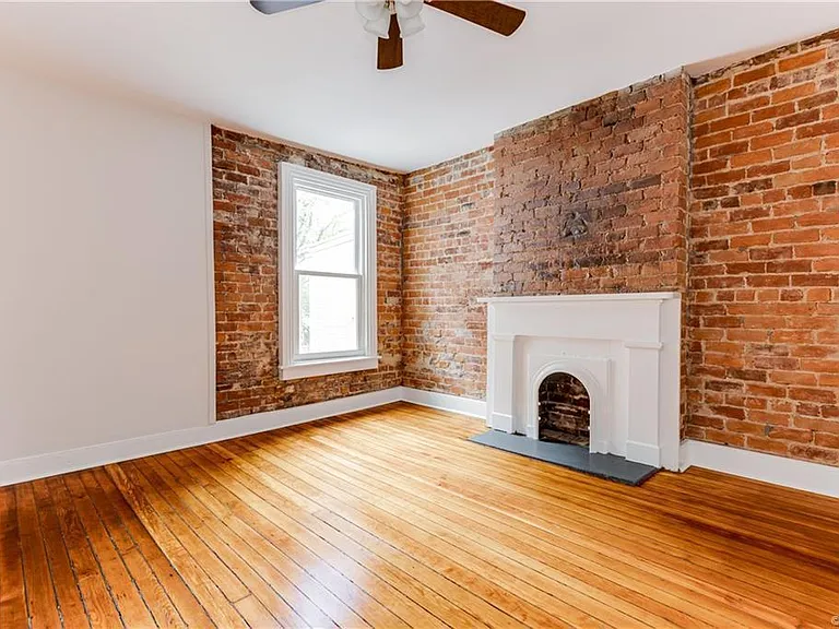upstairs middle bedroom