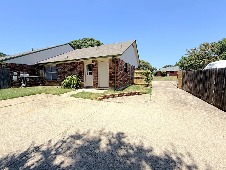 405 Augustine Dr — Photo 19