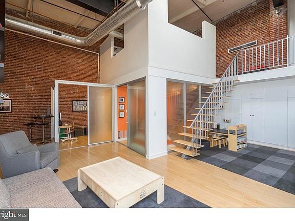 2nd image of 810 N Hancock St APT 10