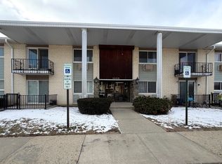 9208 Bumble Bee Dr APT 2D, Des Plaines, IL 60016